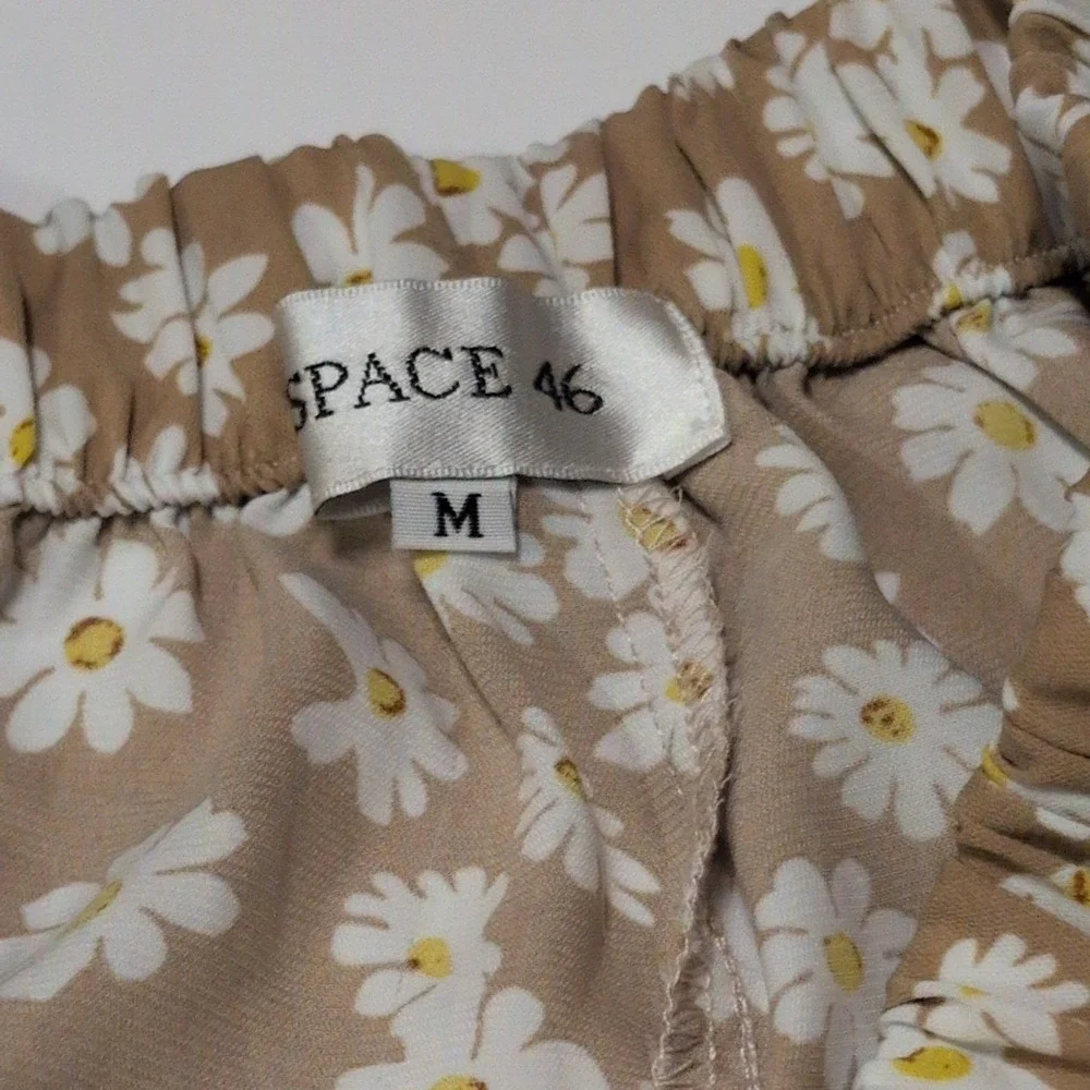 SPACE‎ 46 Boutique Shorts Size M Daisy Print Brown Tan Flowy Elastic Waist